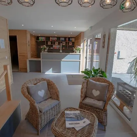 فندق Logis Le Vernay 3*