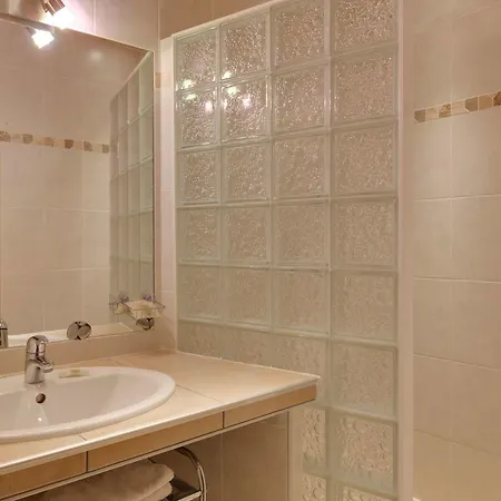 Logis Le Vernay Hotel